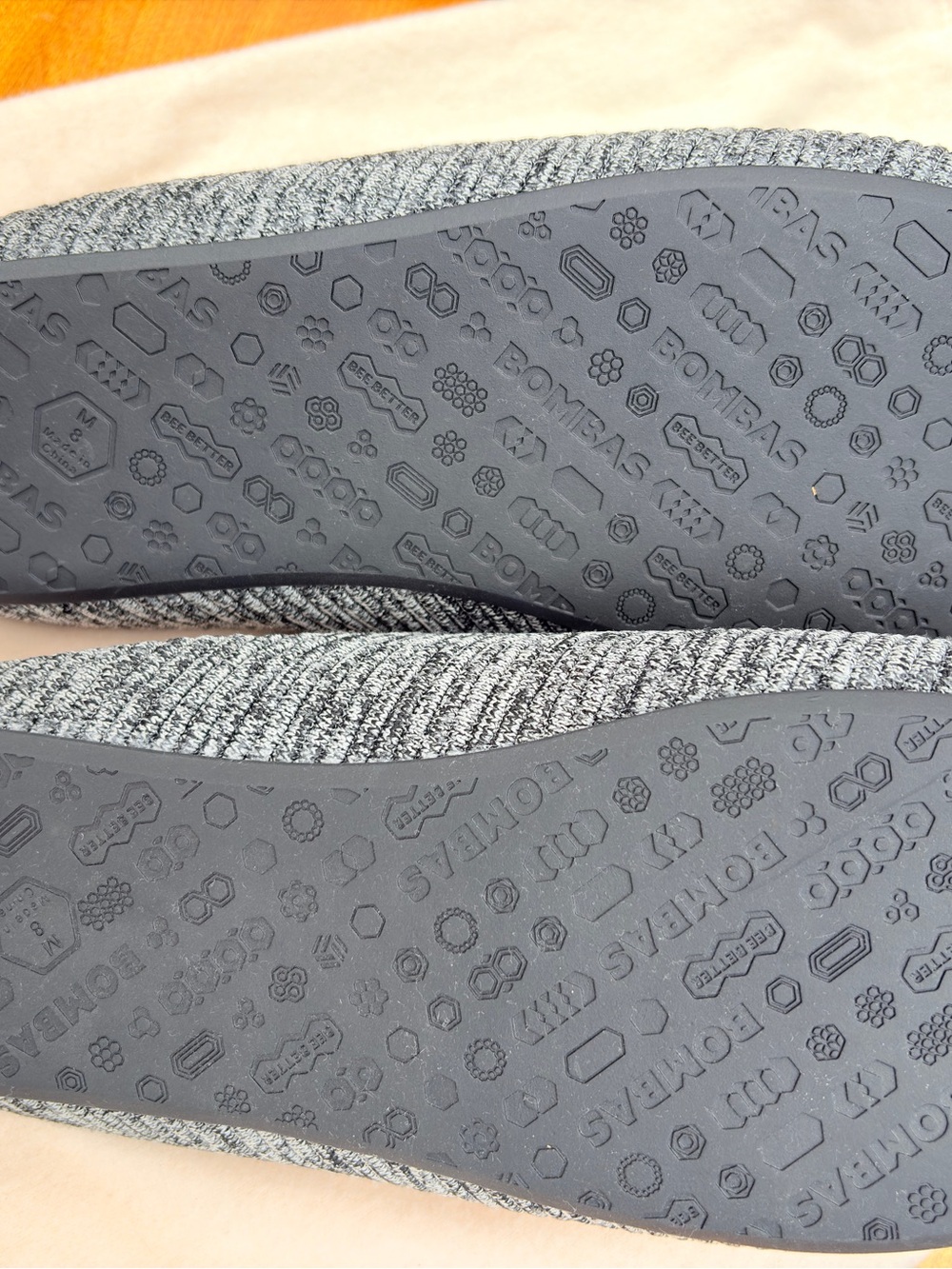 Bombas Men's Black and Gray Knit Slip-On Nest Slippers Sz 8 NWT New - Picture 3 of 6